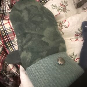 Green winter rose super warm and cuddly mittens never worn